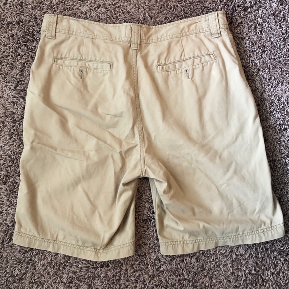 Men’s St. John’s Bay khaki shorts - Picture 2 of 3